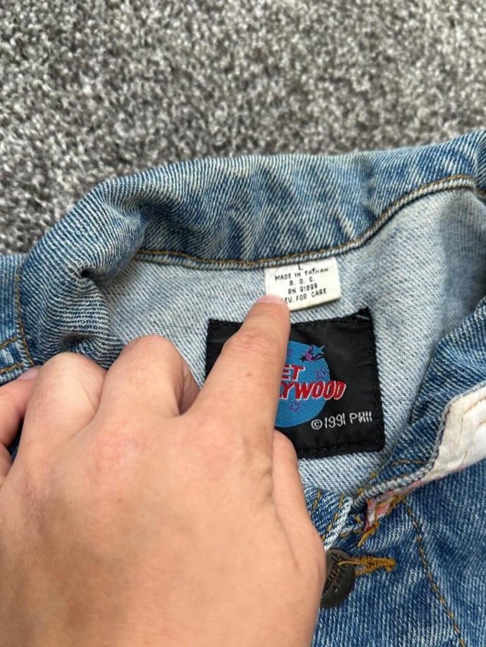 Vintage 1991 Planet Hollywood Seattle Denim Jacket - Picture 3 of 5
